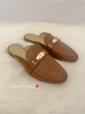 MICHAEL KORS ‘MK PLATE LEATHER MULES’ IN LUGGAGE